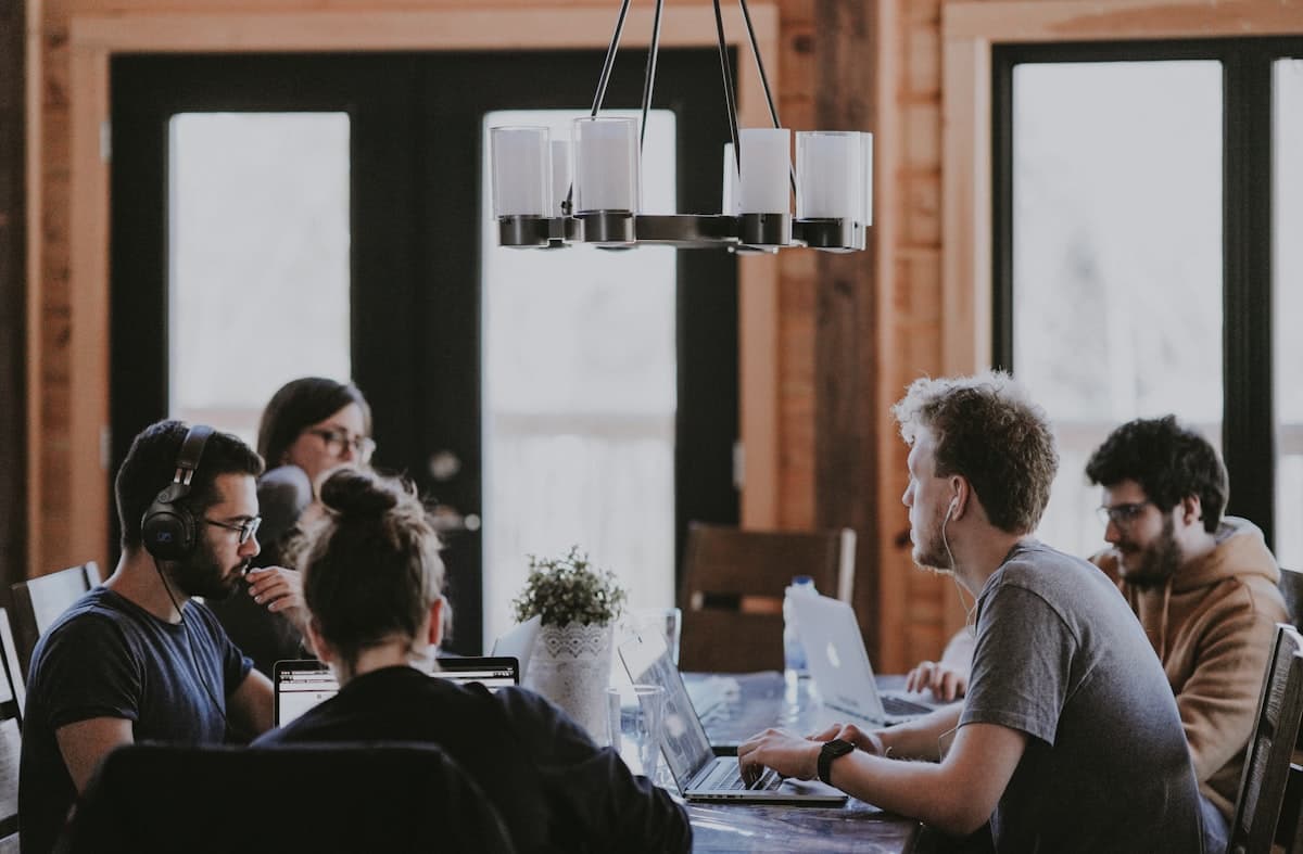 Une équipe rassemblée autour d’une grande table de travail